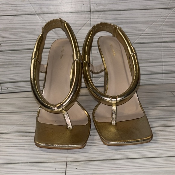 Pretty Little Thing Gold Wide Fit Toe Thong Tube Strap Heeled Sandals - Picture 2 of 7